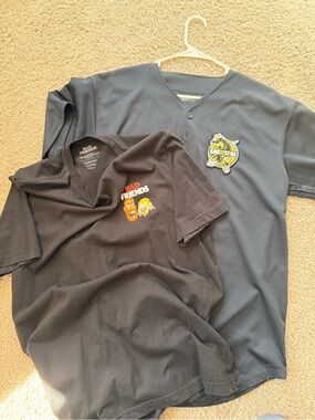 Bad Friends Podcast Tee & King & The Sting Baseball jersey (XL)
